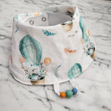 Bavoir LAPIN EN MONGOLFIERE, Bandana arrondi bavette, accessoire pour bébé, cadeau de shower