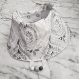 Bavoir MEDAILLON GRIS, Bandana arrondi bavette, accessoire pour bébé, cadeau de shower