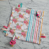 Doudou étiquettes FLEURS COLORÉES, mini doudou, doudou sensorielle, bille de dentition, accessoire pour bébé, cadeau de shower