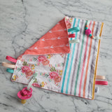 Doudou étiquettes FLEURS COLORÉES, mini doudou, doudou sensorielle, bille de dentition, accessoire pour bébé, cadeau de shower