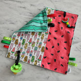 Doudou étiquettes POPS ET MELON, mini doudou, doudou sensorielle, bille de dentition, accessoire pour bébé, cadeau de shower