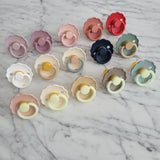 FRIGG FLEUR et BRILLE DANS LE NOIR, tétine de caoutchouc naturel