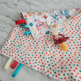 Doudou étiquettes CIRQUE, mini doudou, doudou sensorielle, bille de dentition, accessoire pour bébé, cadeau de shower