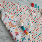 Doudou étiquettes CIRQUE, mini doudou, doudou sensorielle, bille de dentition, accessoire pour bébé, cadeau de shower