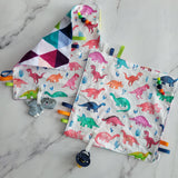 Mini doudou étiquettes DINOSAURES COLORÉS, mini doudou, doudou sensorielle, bille de dentition, accessoire pour bébé, cadeau de shower