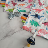 Mini doudou étiquettes DINOSAURES COLORÉS, mini doudou, doudou sensorielle, bille de dentition, accessoire pour bébé, cadeau de shower