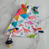 Mini doudou étiquettes DINOSAURES COLORÉS, mini doudou, doudou sensorielle, bille de dentition, accessoire pour bébé, cadeau de shower