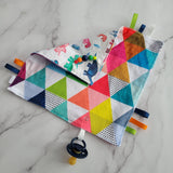 Mini doudou étiquettes DINOSAURES COLORÉS, mini doudou, doudou sensorielle, bille de dentition, accessoire pour bébé, cadeau de shower