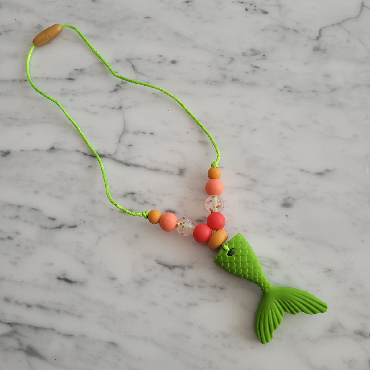 Pendentif GEMME, collier pour enfant, mâchouille, accessoire sensoriel –  Comme Maman Accessoires