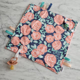 Mini doudou étiquettes FLEURIE, mini doudou, doudou sensorielle, bille de dentition, accessoire pour bébé, cadeau de shower