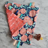 Mini doudou étiquettes FLEURIE, mini doudou, doudou sensorielle, bille de dentition, accessoire pour bébé, cadeau de shower
