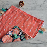 Mini doudou étiquettes FLEURIE, mini doudou, doudou sensorielle, bille de dentition, accessoire pour bébé, cadeau de shower