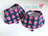 Foulard Bavoir FRAISES sur fond bleu / Bandana arrondi / bavette / accessoire pour bébé / cadeau de shower