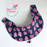Foulard Bavoir FRAISES sur fond bleu / Bandana arrondi / bavette / accessoire pour bébé / cadeau de shower