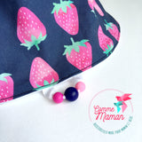 Foulard Bavoir FRAISES sur fond bleu / Bandana arrondi / bavette / accessoire pour bébé / cadeau de shower