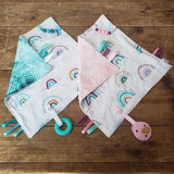 Mini doudou étiquettes ARC-EN-CIEL, rose ou turquoise, mini doudou, doudou sensorielle, accessoire pour bébé, cadeau de shower