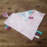 Mini doudou étiquettes ARC-EN-CIEL, rose ou turquoise, mini doudou, doudou sensorielle, accessoire pour bébé, cadeau de shower