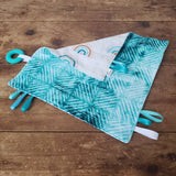 Mini doudou étiquettes ARC-EN-CIEL, rose ou turquoise, mini doudou, doudou sensorielle, accessoire pour bébé, cadeau de shower