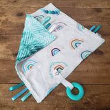 Mini doudou étiquettes ARC-EN-CIEL, rose ou turquoise, mini doudou, doudou sensorielle, accessoire pour bébé, cadeau de shower