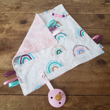Mini doudou étiquettes ARC-EN-CIEL, rose ou turquoise, mini doudou, doudou sensorielle, accessoire pour bébé, cadeau de shower