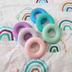 Mini doudou étiquettes ARC-EN-CIEL, rose ou turquoise, mini doudou, doudou sensorielle, accessoire pour bébé, cadeau de shower